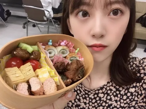 堀 未央奈｜リハ中に誕生日の歌が流れて一緒に手を叩いてたらわたしでした（2019-10-21）｜2枚目