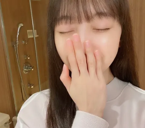 堀 未央奈｜水槽越し（2020-03-04）｜3枚目