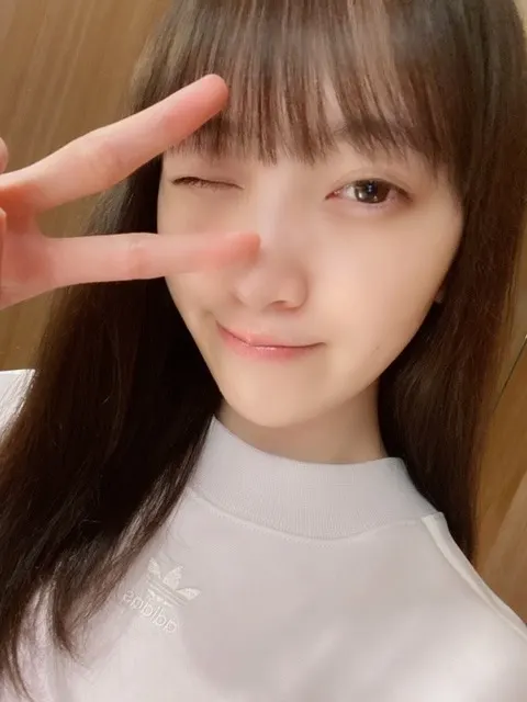 堀 未央奈｜水槽越し（2020-03-04）｜4枚目