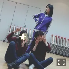 橋本 奈々未｜赤ニット×スキニー（2017-01-31）｜2枚目