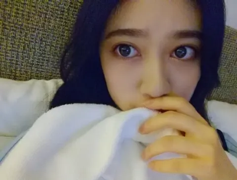 寺田 蘭世｜キイロのYシャツとお下りのピンクのスカート（2019-02-01）｜2枚目