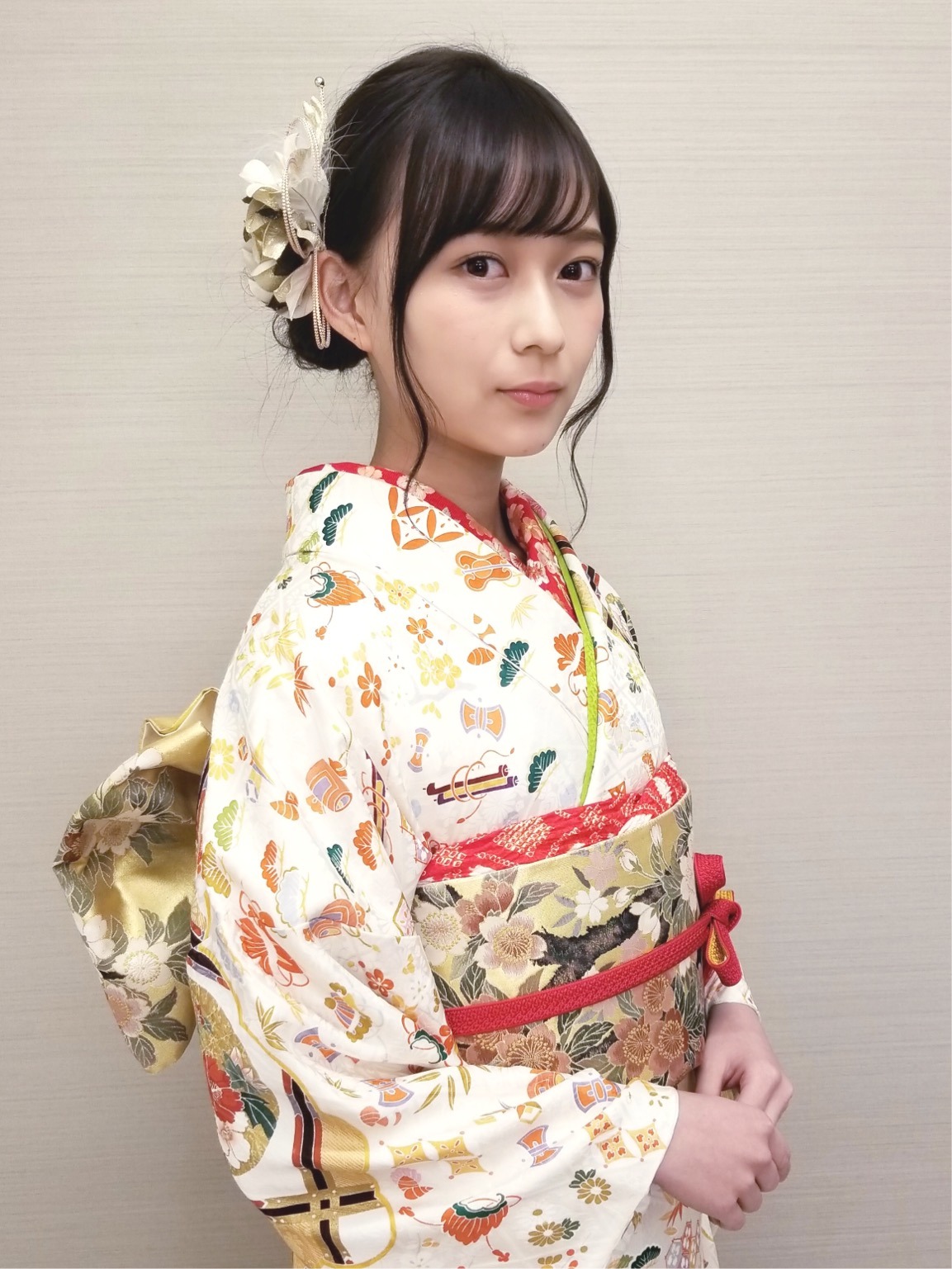 鈴木 絢音｜白と金（2019-01-15）｜2枚目