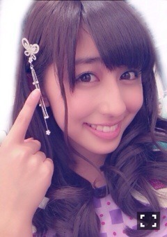 斎藤 ちはる｜蝶がとまってる(´> ∀<｀)ゝ（2013-11-28）｜2枚目