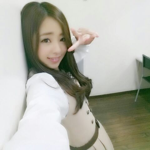 川村 真洋｜東京も急に寒くなったよ〜(* ´ω｀*) あっ、制服解禁。  あみが19歳になっちゃったお。ろ ってぃ-（2013-10-20）