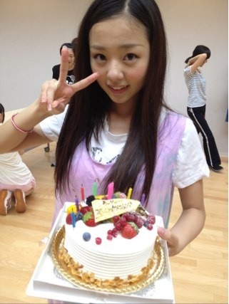 川村 真洋｜誕生日から3日☆...日付か わっちゃったけど♪   , メンバ ーへ  ろってぃー♪（2012-07-27）