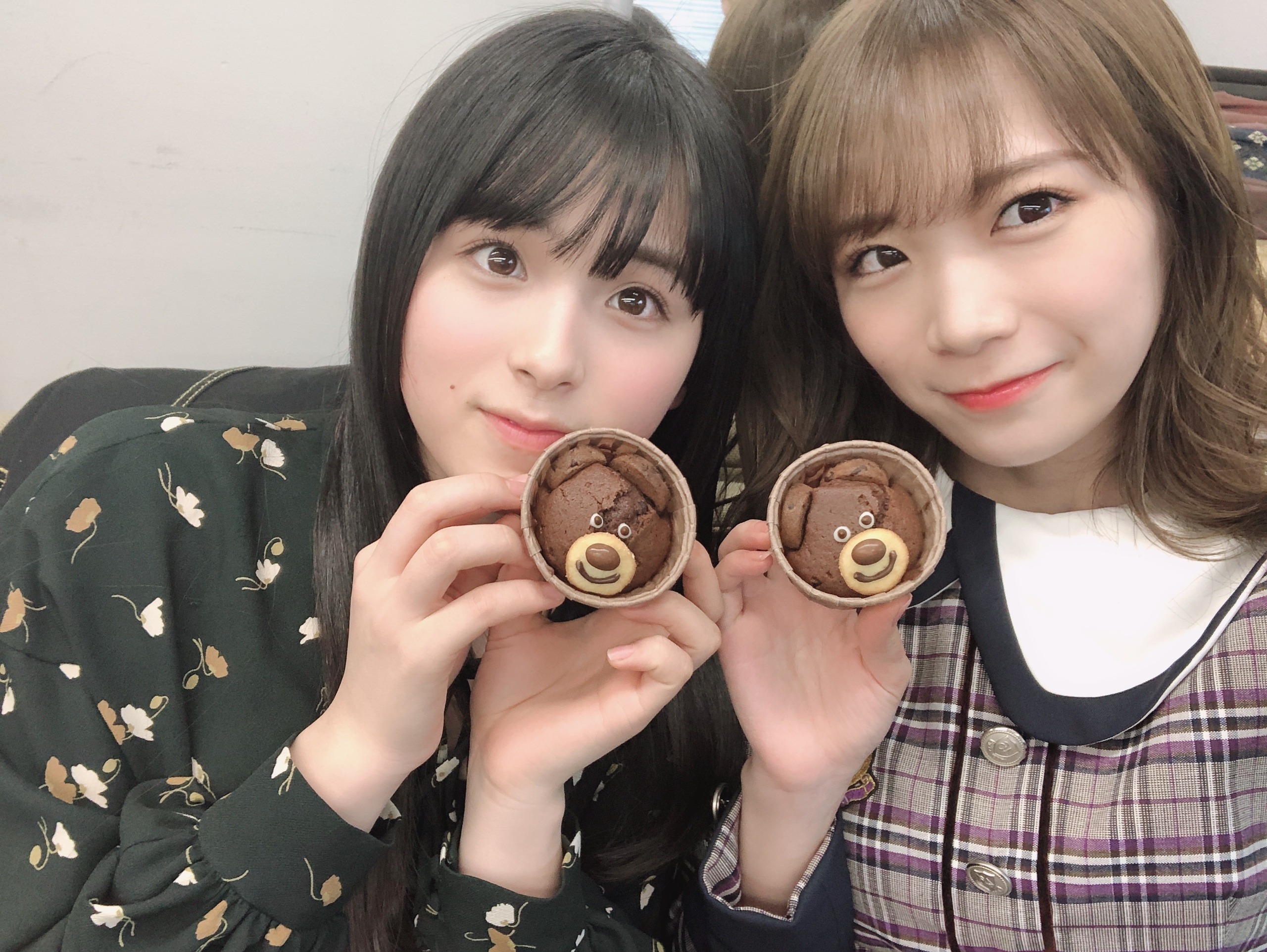 秋元 真夏｜紫の制服ヽ(｡･ω･｡)ﾉ582（2019-03-27）｜3枚目