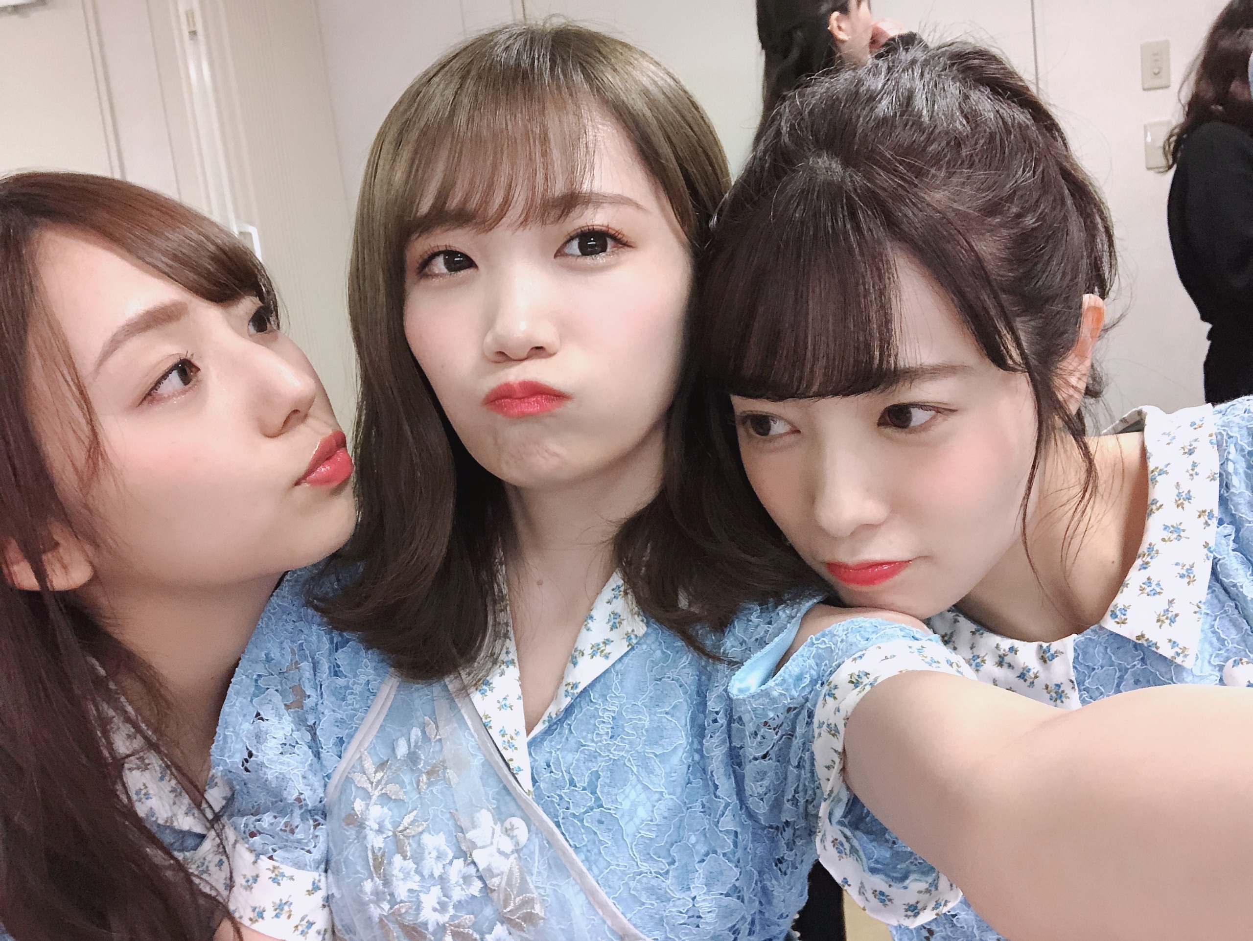 秋元 真夏｜ピンクヽ(｡･ω･｡)ﾉ583（2019-04-12）｜3枚目