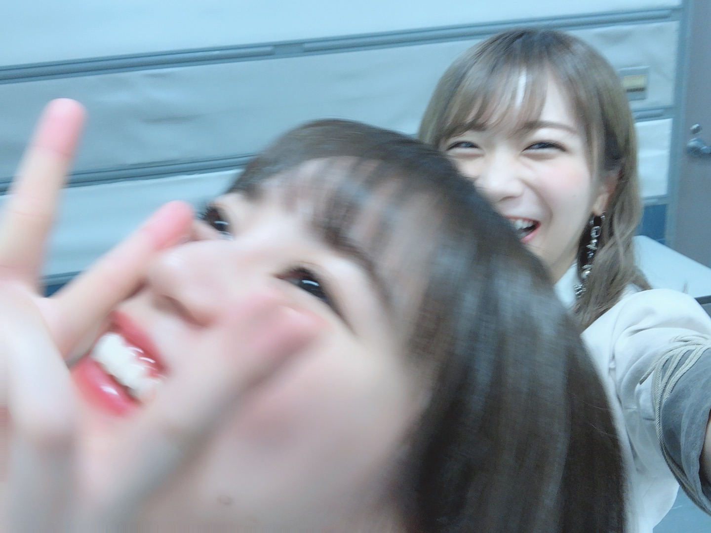 秋元 真夏｜3ショットヽ(｡･ω･｡)ﾉ585（2019-05-15）｜2枚目