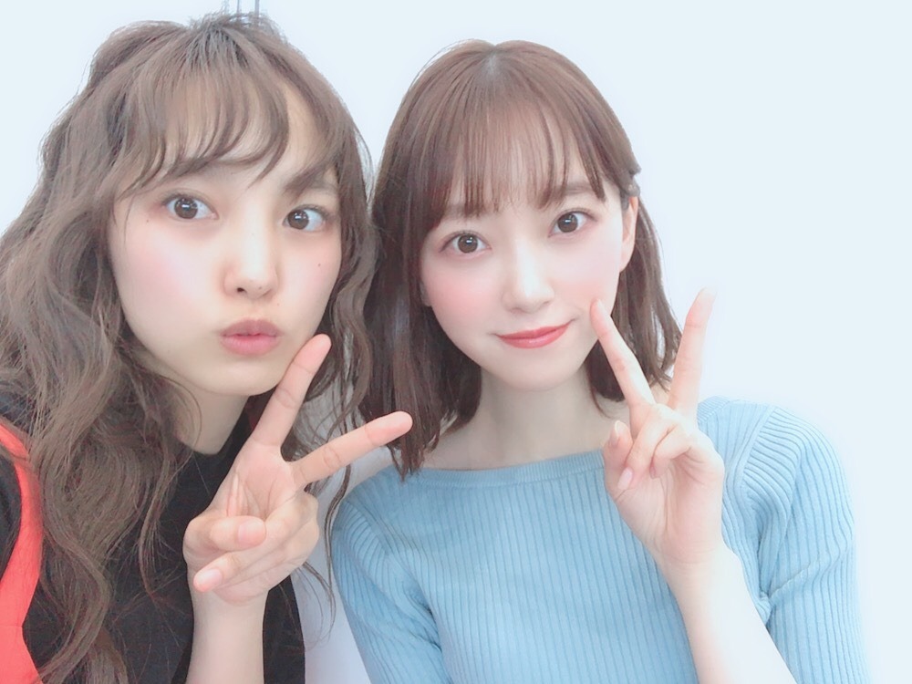 堀 未央奈｜頭の上に手（2019-05-27）