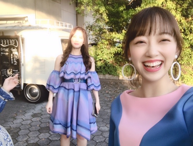堀 未央奈｜頭の上に手（2019-05-27）｜4枚目