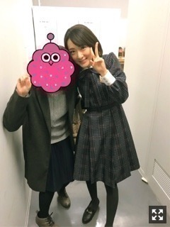 生駒 里奈｜飛行機の離陸の時に膝がぎゅーんてなった。なんだあれ、ちょい痛だった。（2017-03-15）｜3枚目