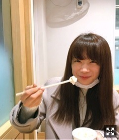 生駒 里奈｜飛行機の離陸の時に膝がぎゅーんてなった。なんだあれ、ちょい痛だった。（2017-03-15）