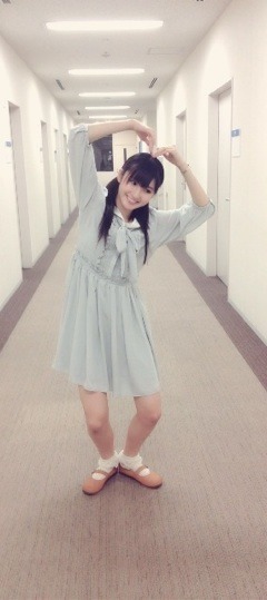 井上 小百合｜ヽ(｡･ω･｡) 謎の ポーズ（2013-06-27）｜4枚目