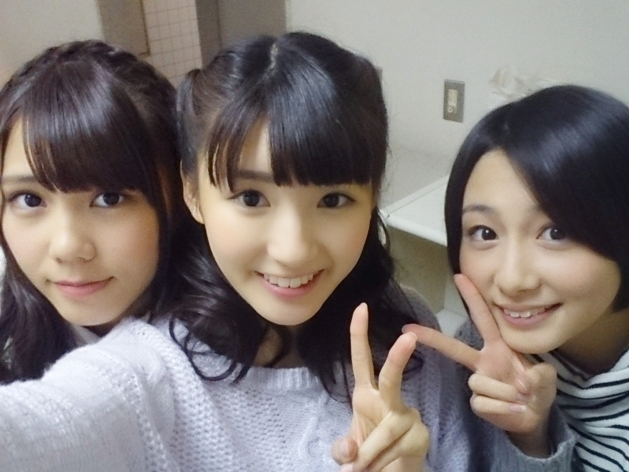 井上 小百合｜ヽ(。・ω ・。)握 手！（2013-12-23）｜3枚目