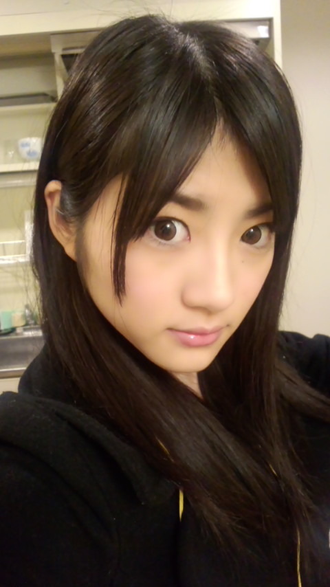 若月 佑美｜宮澤『昨日寝ぼけて右手にネギもってたんだよね〜お母さんに切るの？って言われちゃった』若月『切るの？じゃないわぁ( 笑)』（2012-02-26）