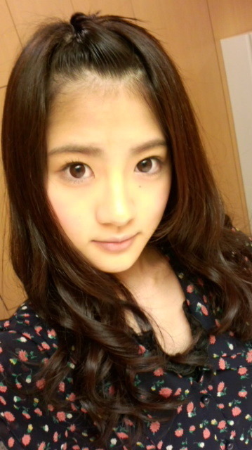 若月 佑美｜若月の人差し指の爪が一部欠けて なんだかお米みたいな形になって いるとか誰も聞いてないって？知 ってる。（2012-05-13）