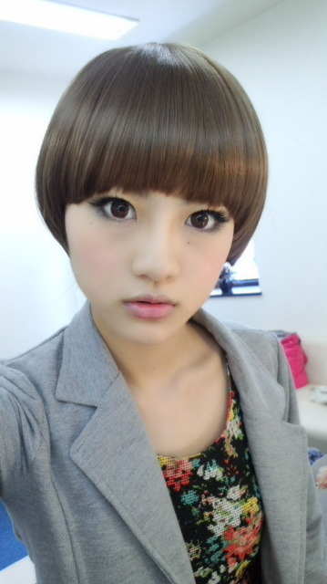 若月 佑美｜生駒里奈。16 歳。下駄に麦わら帽子でレッスン にくる。君はどこぞの手が伸びる 海賊か。（2012-07-17）