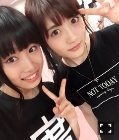 若月 佑美｜あごの下にピースが癖みたい。みんな真似してもいいんだ...（2016-07-18）｜5枚目