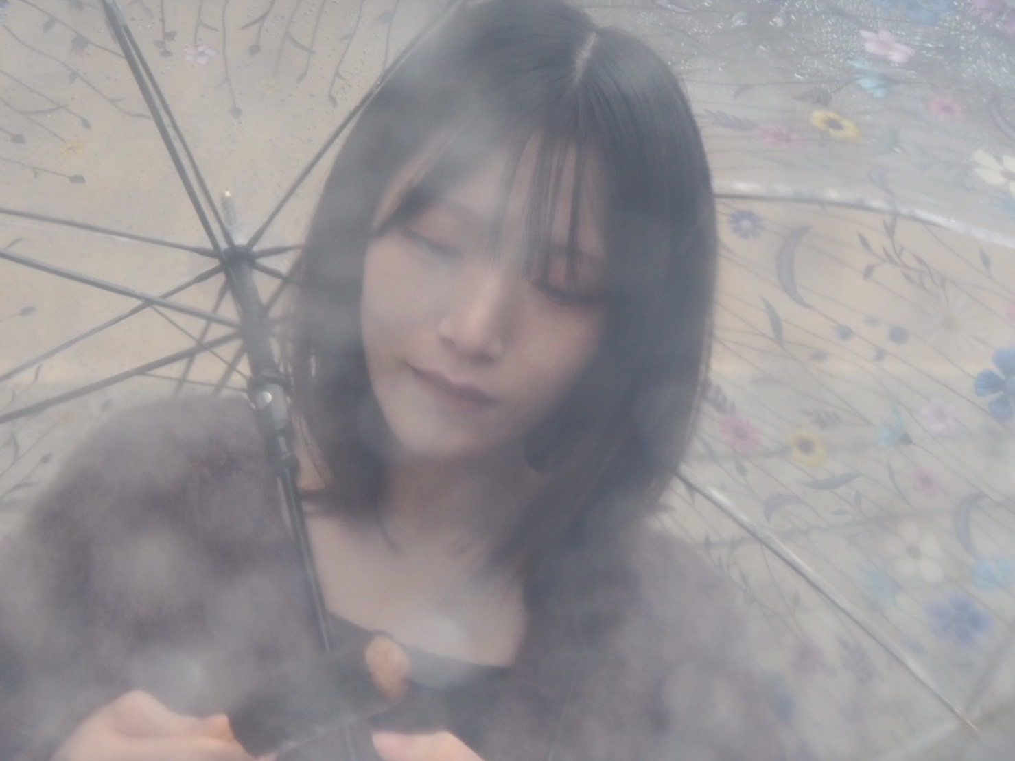 村山 美羽｜花柄の傘と（2023-10-17）