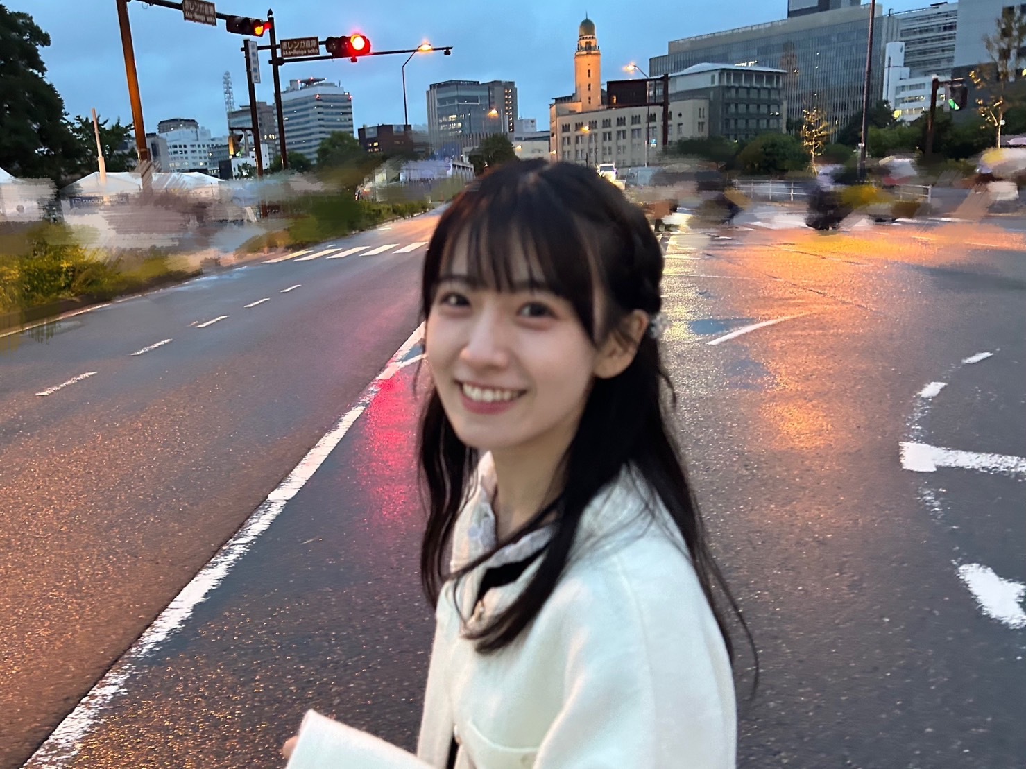 石森 璃花｜雨って珍しいから雨が降ってると嬉しいのだけど、お出かけしようと思ってて雨が降ってると少しだけ動きにくくなってしまうよね。でも雨の匂いとか空気感とか音は好き。なんか良いよね、28（2023-10-25）