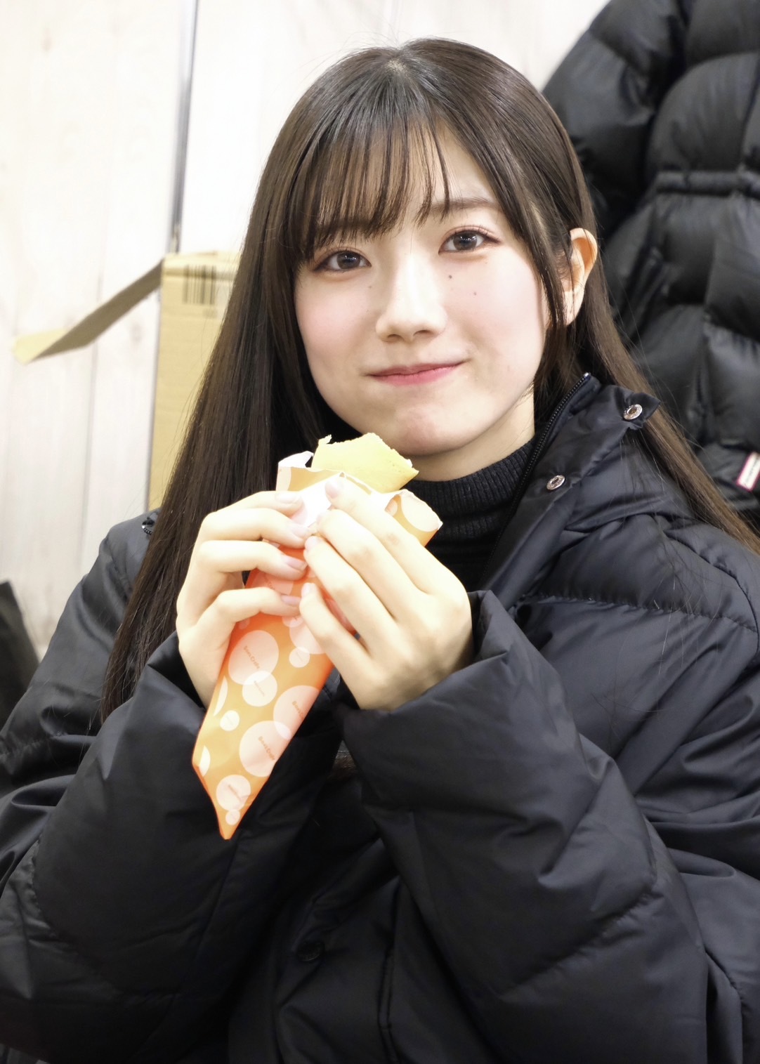 小田倉 麗奈｜こんにちは、クレープ美味しそうに食べている小田倉です。（2023-12-15）