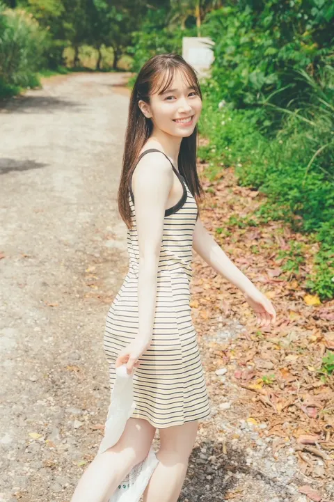 守屋 麗奈｜1st写真集（2022-06-21）