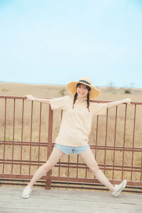 守屋 麗奈｜1st写真集（2022-06-21）｜2枚目