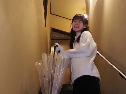 石森 璃花｜雨って珍しいから雨が降ってると嬉しいのだけど、お出かけしよう…（2023-10-25）｜2枚目