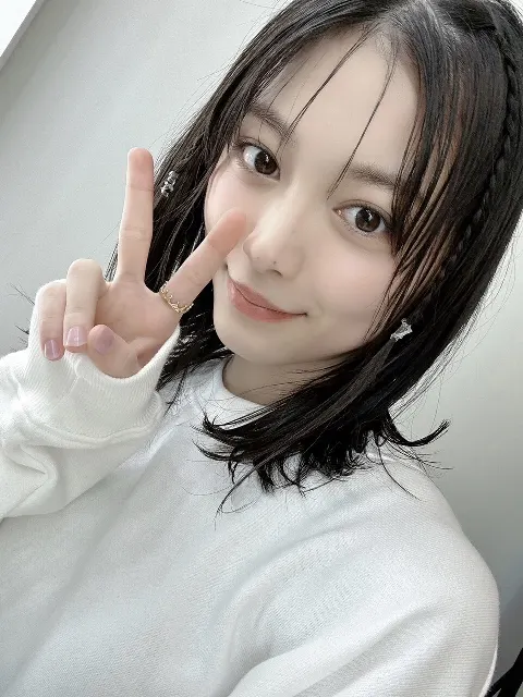 森田 ひかる｜ヘアセットしてる時、後ろもちゃんと巻けてるかなって写真撮って確認したりしますよね（2023-11-24）｜8枚目