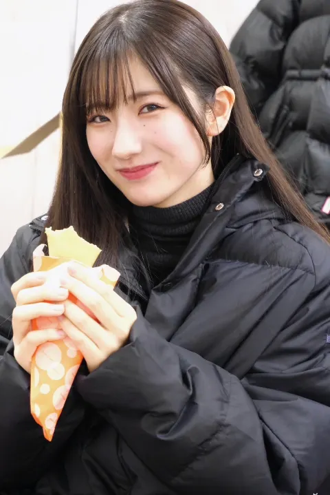小田倉 麗奈｜こんにちは、クレープ美味しそうに食べている小田倉です。（2023-12-15）｜2枚目