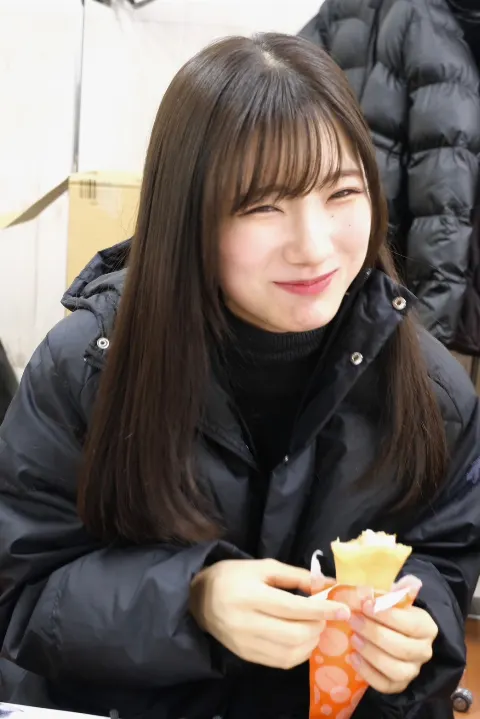 小田倉 麗奈｜こんにちは、クレープ美味しそうに食べている小田倉です。（2023-12-15）｜3枚目