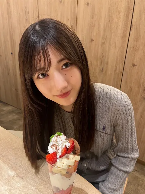 小田倉 麗奈｜こんにちは、クレープ美味しそうに食べている小田倉です。（2023-12-15）｜4枚目