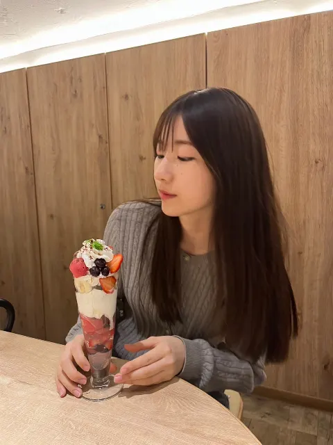 小田倉 麗奈｜こんにちは、クレープ美味しそうに食べている小田倉です。（2023-12-15）｜5枚目