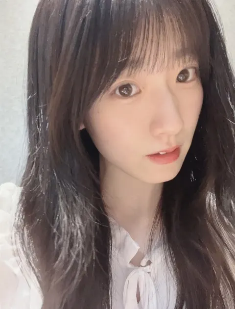 石森 璃花｜バス越しに目が合った小さい子の笑顔とか薄暗い空に光ってる街の…（2024-04-26）｜2枚目