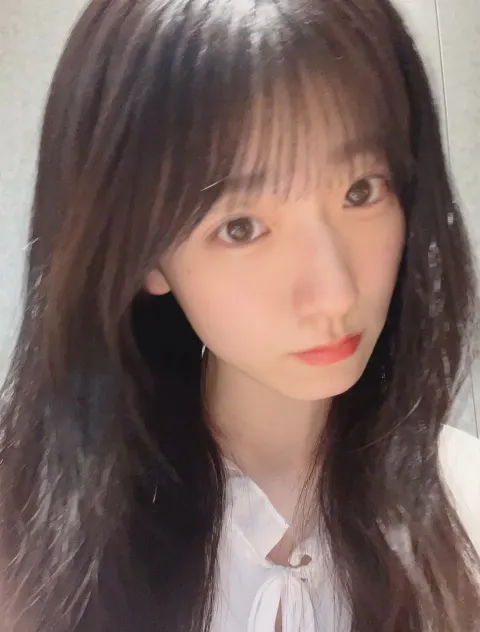 石森 璃花｜バス越しに目が合った小さい子の笑顔とか薄暗い空に光ってる街の…（2024-04-26）｜3枚目