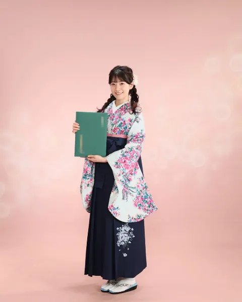石森 璃花｜バス越しに目が合った小さい子の笑顔とか薄暗い空に光ってる街の…（2024-04-26）｜8枚目