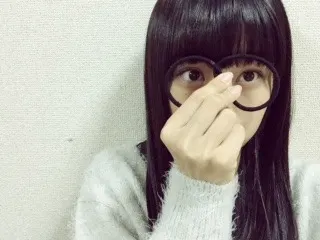 原田 葵｜1日ひとつトマトを食べるように頑張ってます。さて、なんのためでしょう!?ニヒヒ（2016-01-12）｜2枚目