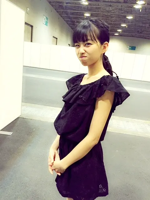 原田 葵｜隣で織田奈々がサラダを食べています。生ハムとモッツァレラチー…（2016-05-16）｜2枚目