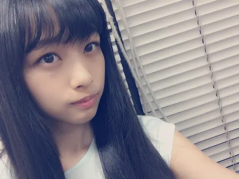 原田 葵｜弟が買ってきてくれたお土産のまきばくんのチョコクリーム餅とチ…（2016-08-11）｜2枚目