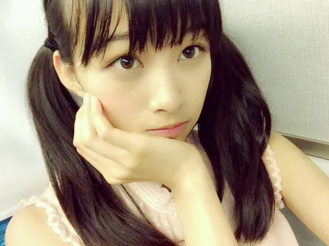 原田 葵｜ケータイを触ると眠くなくなるって言うけど、私の場合は逆で眠くなっちゃって寝ちゃいます( Ꙭ)（2016-10-03）