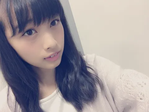 原田 葵｜お土産って貰えると嬉しい～!今日友達からいちごのマシュマロもらえてはっぴーです( *ˊᗜˋ* )（2016-11-16）｜2枚目
