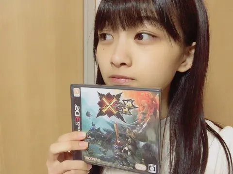 原田 葵｜3DSを充電するとき充電器の根元の部分を曲げてないと充電されないから、すごーく不便((( °_° )))（2017-01-30）｜3枚目
