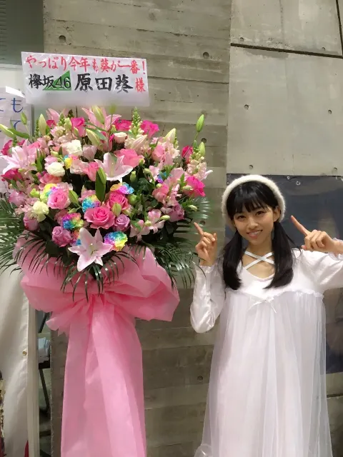 原田 葵｜虹色のバラ、全然枯れなくて驚くほどきれいにずっ咲いててびっくりしました´ ³`)ﾉ ～♡（2017-02-01）
