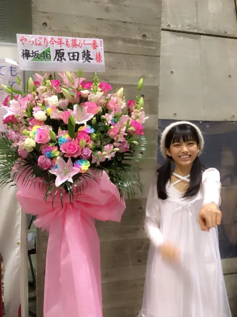 原田 葵｜虹色のバラ、全然枯れなくて驚くほどきれいにずっ咲いててびっくりしました´ ³`)ﾉ ～♡（2017-02-01）｜2枚目