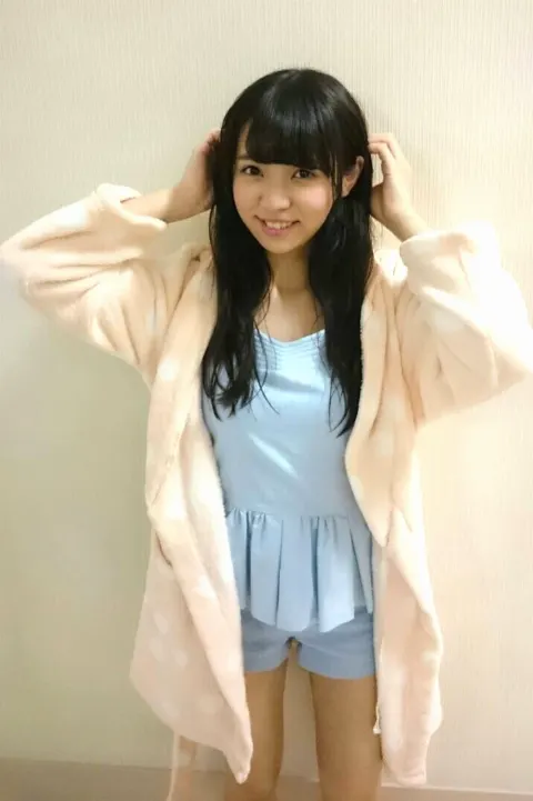 小林 由依｜髪の毛シュッシュ☆彡（2016-04-20）｜2枚目