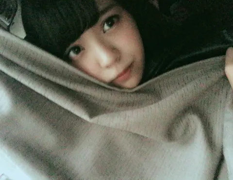 小林 由依｜前回の写真の手は愛佳だよ☆彡（2016-11-01）｜2枚目