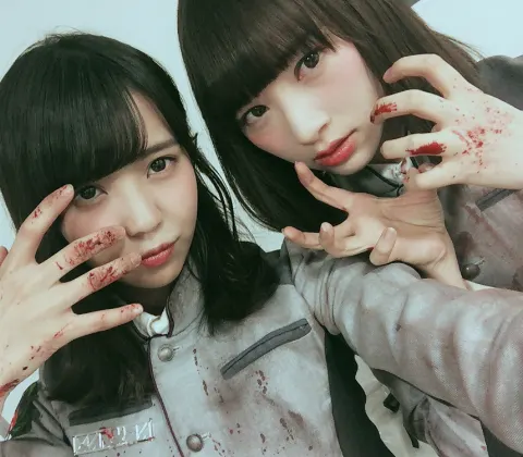小林 由依｜前回の写真の手は愛佳だよ☆彡（2016-11-01）