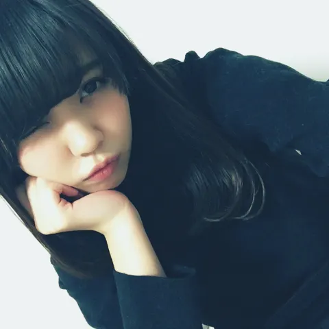 小林 由依｜座り方と頬杖つきながら照れ笑い☆彡（2017-01-12）