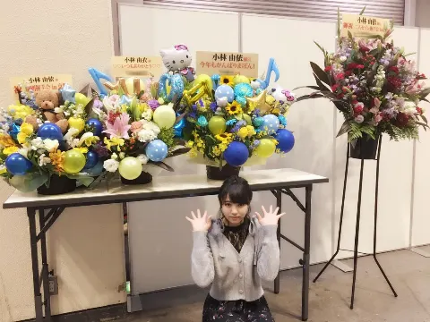 小林 由依｜靴下に穴空いてた。縫ったらまだ使えるだろうと考える人です☆彡（2017-02-28）｜3枚目