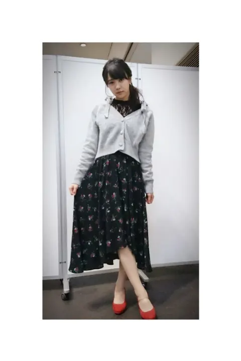 小林 由依｜靴下に穴空いてた。縫ったらまだ使えるだろうと考える人です☆彡（2017-02-28）｜2枚目